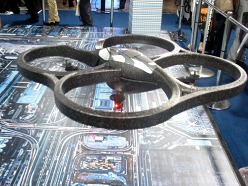 画像ギャラリー No.002のサムネイル画像 / ［TGS 2010］iPhone/iPadコーナーのレポートを掲載。iPhone本体で操作できる4翼式のラジコンヘリコプター「AR.Drone」もプレイアブル展示中