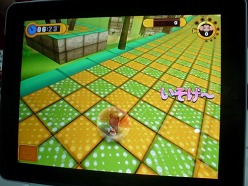 画像ギャラリー No.019のサムネイル画像 / ［TGS 2010］iPhone/iPadコーナーのレポートを掲載。iPhone本体で操作できる4翼式のラジコンヘリコプター「AR.Drone」もプレイアブル展示中