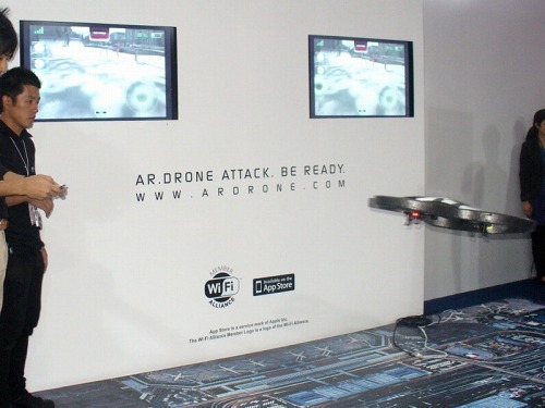 画像ギャラリー No.034のサムネイル画像 / ［TGS 2010］iPhone/iPadコーナーのレポートを掲載。iPhone本体で操作できる4翼式のラジコンヘリコプター「AR.Drone」もプレイアブル展示中