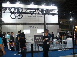 画像ギャラリー No.035のサムネイル画像 / ［TGS 2010］iPhone/iPadコーナーのレポートを掲載。iPhone本体で操作できる4翼式のラジコンヘリコプター「AR.Drone」もプレイアブル展示中