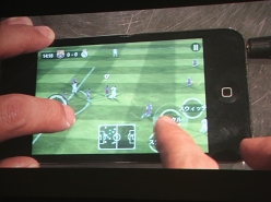 画像ギャラリー No.007のサムネイル画像 / 「デッド スペース 2」の登場予告も! EAのiPod touchゲームが多数紹介された,「Game Nights at the Apple Store」の3日目をレポート