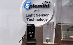 画像ギャラリー No.014のサムネイル画像 / ［COMPUTEX］メモリのレイテンシ設定変更が可能な「MATRIX」に，「Splendid Plus」採用の「Bravo」。ASUSの個性的なグラフィックスカード2枚