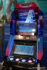 画像ギャラリー No.007のサムネイル画像 / 3D立体視対応筐体の「METAL GEAR ARCADE」，初音ミクが歌う「Project DIVA ARCADE」，「ラブプラス」プライズアイテムなどを見つけた，AOU2010 アミューズメント・エキスポレポート