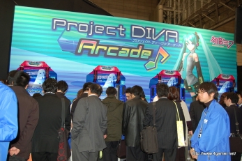 画像ギャラリー No.009のサムネイル画像 / 3D立体視対応筐体の「METAL GEAR ARCADE」，初音ミクが歌う「Project DIVA ARCADE」，「ラブプラス」プライズアイテムなどを見つけた，AOU2010 アミューズメント・エキスポレポート