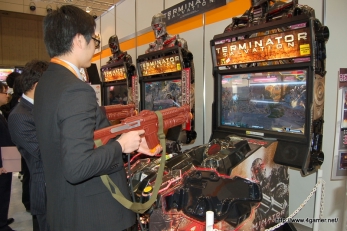 画像ギャラリー No.041のサムネイル画像 / 3D立体視対応筐体の「METAL GEAR ARCADE」，初音ミクが歌う「Project DIVA ARCADE」，「ラブプラス」プライズアイテムなどを見つけた，AOU2010 アミューズメント・エキスポレポート