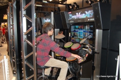画像ギャラリー No.042のサムネイル画像 / 3D立体視対応筐体の「METAL GEAR ARCADE」，初音ミクが歌う「Project DIVA ARCADE」，「ラブプラス」プライズアイテムなどを見つけた，AOU2010 アミューズメント・エキスポレポート
