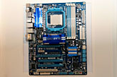 画像ギャラリー No.018のサムネイル画像 / CeBIT 2010会場に展示されたAMD 8マザーボード一斉チェック。最大の話題は“コア数アンロック機能”