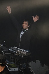 画像ギャラリー No.037のサムネイル画像 / 石元丈晴氏率いるThe Death Marchが「A-EAST」ならぬ「O-WEST」に登場。「すばらしきこのせかい」のライブイベントレポート