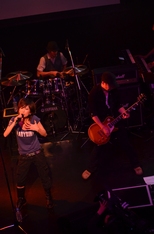 画像ギャラリー No.038のサムネイル画像 / 石元丈晴氏率いるThe Death Marchが「A-EAST」ならぬ「O-WEST」に登場。「すばらしきこのせかい」のライブイベントレポート