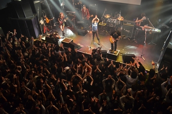 画像ギャラリー No.039のサムネイル画像 / 石元丈晴氏率いるThe Death Marchが「A-EAST」ならぬ「O-WEST」に登場。「すばらしきこのせかい」のライブイベントレポート