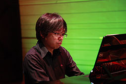 画像ギャラリー No.007のサムネイル画像 / 植松伸夫氏の懐かしの名曲を,中山博之氏がピアノ演奏。FFシリーズ生誕25周年記念ピアノコンサート「PIANO OPERA music from FINAL FANTASY」の模様をレポート