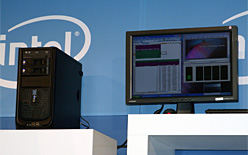 画像ギャラリー No.006のサムネイル画像 / Intel，CeBIT 2009で32nmプロセスの現状を紹介し，32nmプロセスCPUのClarkdaleとArrandaleをデモ