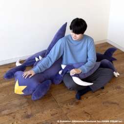 画像ギャラリー No.003のサムネイル画像 / 「ポケモン ダイヤモンド・パール」のマッハポケモン“ガブリアス”のビッグサイズクッションが登場。予約受付を開始