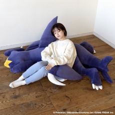画像ギャラリー No.006のサムネイル画像 / 「ポケモン ダイヤモンド・パール」のマッハポケモン“ガブリアス”のビッグサイズクッションが登場。予約受付を開始