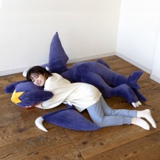 画像ギャラリー No.007のサムネイル画像 / 「ポケモン ダイヤモンド・パール」のマッハポケモン“ガブリアス”のビッグサイズクッションが登場。予約受付を開始