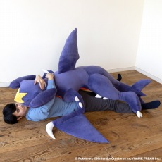 画像ギャラリー No.010のサムネイル画像 / 「ポケモン ダイヤモンド・パール」のマッハポケモン“ガブリアス”のビッグサイズクッションが登場。予約受付を開始