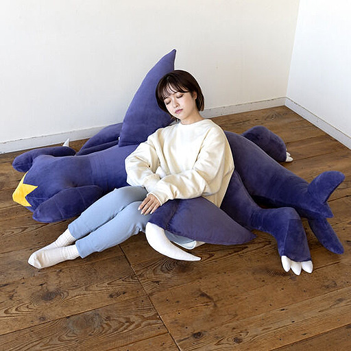 画像ギャラリー No.008のサムネイル画像 / 「大きなガブリアスクッション」の“2次3月発送分”受注開始。マッハポケモンのガブリアスをモチーフにしたビッグサイズのクッション