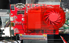 画像ギャラリー No.004のサムネイル画像 / CEATEC JAPANに初出展のAMDが次世代モバイルGPUを展示。ATI Radeon HD 4600の品不足は「PCB製造の遅れ」が原因と明らかに