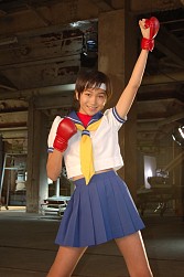 画像ギャラリー No.009のサムネイル画像 / 「ストリートファイターIV」のテレビCFは高田光莉さん演じる「さくら」が主役！　撮影現場の様子をお届け