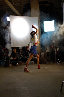 画像ギャラリー No.010のサムネイル画像 / 「ストリートファイターIV」のテレビCFは高田光莉さん演じる「さくら」が主役！　撮影現場の様子をお届け