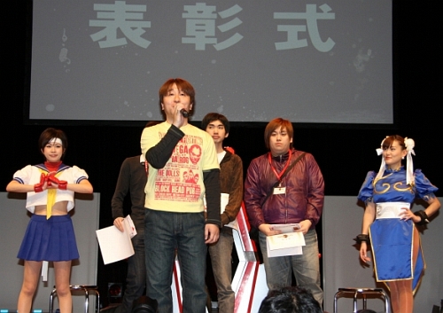 画像ギャラリー No.035のサムネイル画像 / 王座に輝いたのはダルシム使いの伊予氏！「闘志再撃『拳を燃やせ!』ストリートファイターIV全国大会」決勝大会の模様をレポート