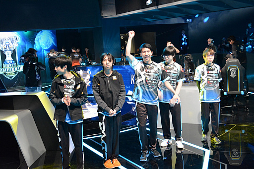 画像ギャラリー No.011のサムネイル画像 / 「リーグ・オブ・レジェンド」の世界大会「World Championship 2018」初日をレポート。逆転に次ぐ逆転で,DFMは惜しくも1勝1敗