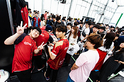 画像ギャラリー No.005のサムネイル画像 / 立川立飛アリーナが熱気に包まれた「LJL 2019 Summer Finals」DFM vs. V3レポート。世界大会への出場権を獲得