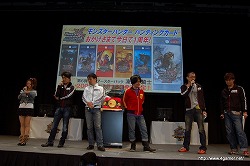 画像ギャラリー No.026のサムネイル画像 / 「モンスターハンターフェスタ’09」グランドフィナーレを飾った“狩王決定戦”決勝大会のレポートをお届け