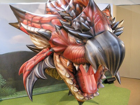 画像ギャラリー No.001のサムネイル画像 / 13日オープンの“モンハンワールド”にリオレウス頭部のバルーンが