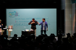 画像ギャラリー No.006のサムネイル画像 / 「初音ミク×セガ」プロジェクト5周年を記念した開発陣によるトークショーの模様をレポート。初の海外向け新作「初音ミク Project mirai Remix」も発表に