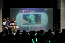 画像ギャラリー No.007のサムネイル画像 / 「初音ミク×セガ」プロジェクト5周年を記念した開発陣によるトークショーの模様をレポート。初の海外向け新作「初音ミク Project mirai Remix」も発表に