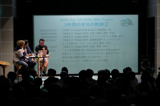画像ギャラリー No.009のサムネイル画像 / 「初音ミク×セガ」プロジェクト5周年を記念した開発陣によるトークショーの模様をレポート。初の海外向け新作「初音ミク Project mirai Remix」も発表に