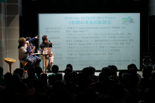 画像ギャラリー No.010のサムネイル画像 / 「初音ミク×セガ」プロジェクト5周年を記念した開発陣によるトークショーの模様をレポート。初の海外向け新作「初音ミク Project mirai Remix」も発表に
