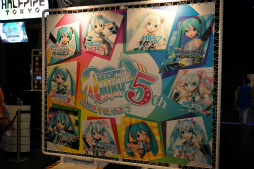 画像ギャラリー No.025のサムネイル画像 / 「初音ミク×セガ」プロジェクト5周年を記念した開発陣によるトークショーの模様をレポート。初の海外向け新作「初音ミク Project mirai Remix」も発表に