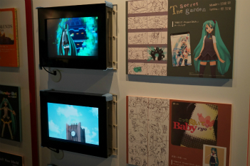 画像ギャラリー No.032のサムネイル画像 / 「初音ミク×セガ」プロジェクト5周年を記念した開発陣によるトークショーの模様をレポート。初の海外向け新作「初音ミク Project mirai Remix」も発表に