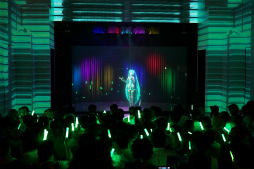 画像ギャラリー No.039のサムネイル画像 / 「初音ミク×セガ」プロジェクト5周年を記念した開発陣によるトークショーの模様をレポート。初の海外向け新作「初音ミク Project mirai Remix」も発表に