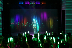 画像ギャラリー No.040のサムネイル画像 / 「初音ミク×セガ」プロジェクト5周年を記念した開発陣によるトークショーの模様をレポート。初の海外向け新作「初音ミク Project mirai Remix」も発表に
