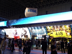 画像ギャラリー No.001のサムネイル画像 / ［TGS 2008＃037］セガ×プラチナゲームズ プロジェクト記者発表会で，「BAYONETTA（ベヨネッタ）」「無限航路」「MAD WORLD」がお披露目