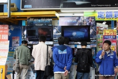 画像ギャラリー No.005のサムネイル画像 / プラチナゲームズの稲葉敦志氏，ヌードメーカーの河野一二三氏も駆けつけた「無限航路」店頭体験会の模様をレポート