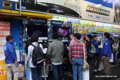 画像ギャラリー No.006のサムネイル画像 / プラチナゲームズの稲葉敦志氏，ヌードメーカーの河野一二三氏も駆けつけた「無限航路」店頭体験会の模様をレポート
