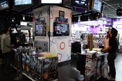 画像ギャラリー No.011のサムネイル画像 / 「QUANTUM THEORY」店頭体験会で,エグゼクティブプロデューサー とディレクターがデモプレイ&トークを披露!