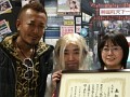 「龍が如く3」ディスプレイコンテスト“天啓賞”獲得のベスト電器 新宿高島屋店を名越氏が表敬訪問！