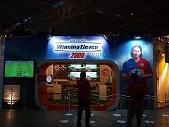 画像ギャラリー No.006のサムネイル画像 / ［TGS 2008＃032］KONAMI，「ウイニングイレブン2009」をTGS 2008でプレイアブル出展。イメージキャラクターにメッシ選手を起用