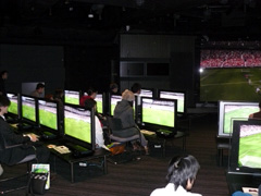 画像ギャラリー No.010のサムネイル画像 / 元Jリーガーが監督として参戦。EA,「FIFA 09 ワールドクラスサッカー」の10人対10人対戦イベントを開催