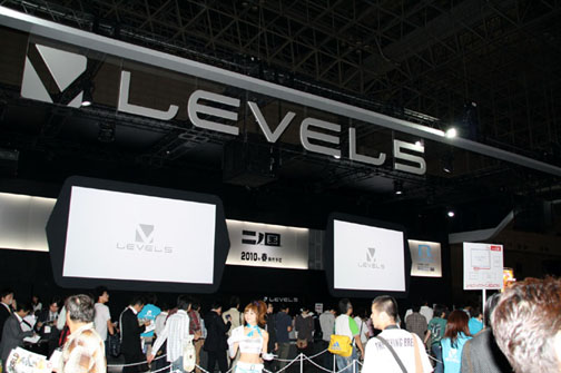 画像ギャラリー No.001のサムネイル画像 / ［TGS 2009］ブースレポート：レベルファイブ編――「ニンテンドーDSi」250台設置の試遊スペースは圧巻