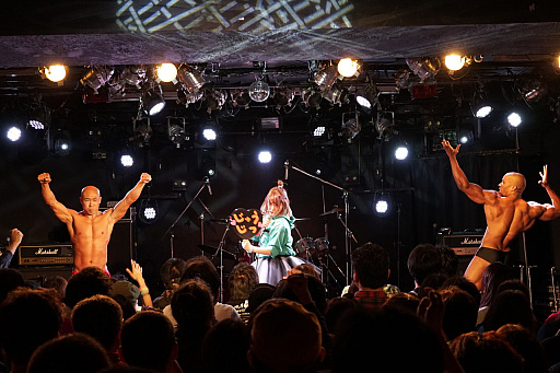 画像ギャラリー No.009のサムネイル画像 / 「超兄貴」25周年を祝したライブ「超兄貴祭」をレポート。マッチョマンが猛り,うみにんが踊り,皆でフロントダブルバイセップスした