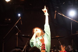 画像ギャラリー No.012のサムネイル画像 / 「超兄貴」25周年を祝したライブ「超兄貴祭」をレポート。マッチョマンが猛り,うみにんが踊り,皆でフロントダブルバイセップスした