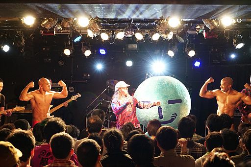 画像ギャラリー No.031のサムネイル画像 / 「超兄貴」25周年を祝したライブ「超兄貴祭」をレポート。マッチョマンが猛り,うみにんが踊り,皆でフロントダブルバイセップスした