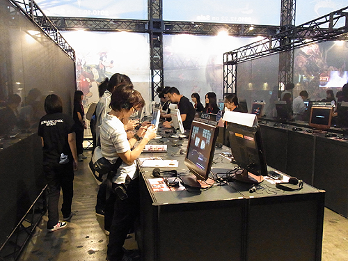 画像ギャラリー No.002のサムネイル画像 / ［TGS 2010］アヤ・ブレアの新たな戦いが，アクションRPGの新時代を告げる。スクウェア・エニックス「The 3rd Birthday」プレイレポート