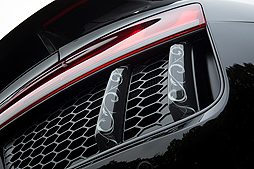 画像ギャラリー No.002のサムネイル画像 / 「FFXV」×Audiコラボの「The Audi R8 Star of Lucis」が限定1台で抽選販売へ。“KINGSGLAIVE”に登場したルシス王国の公用車を完全再現